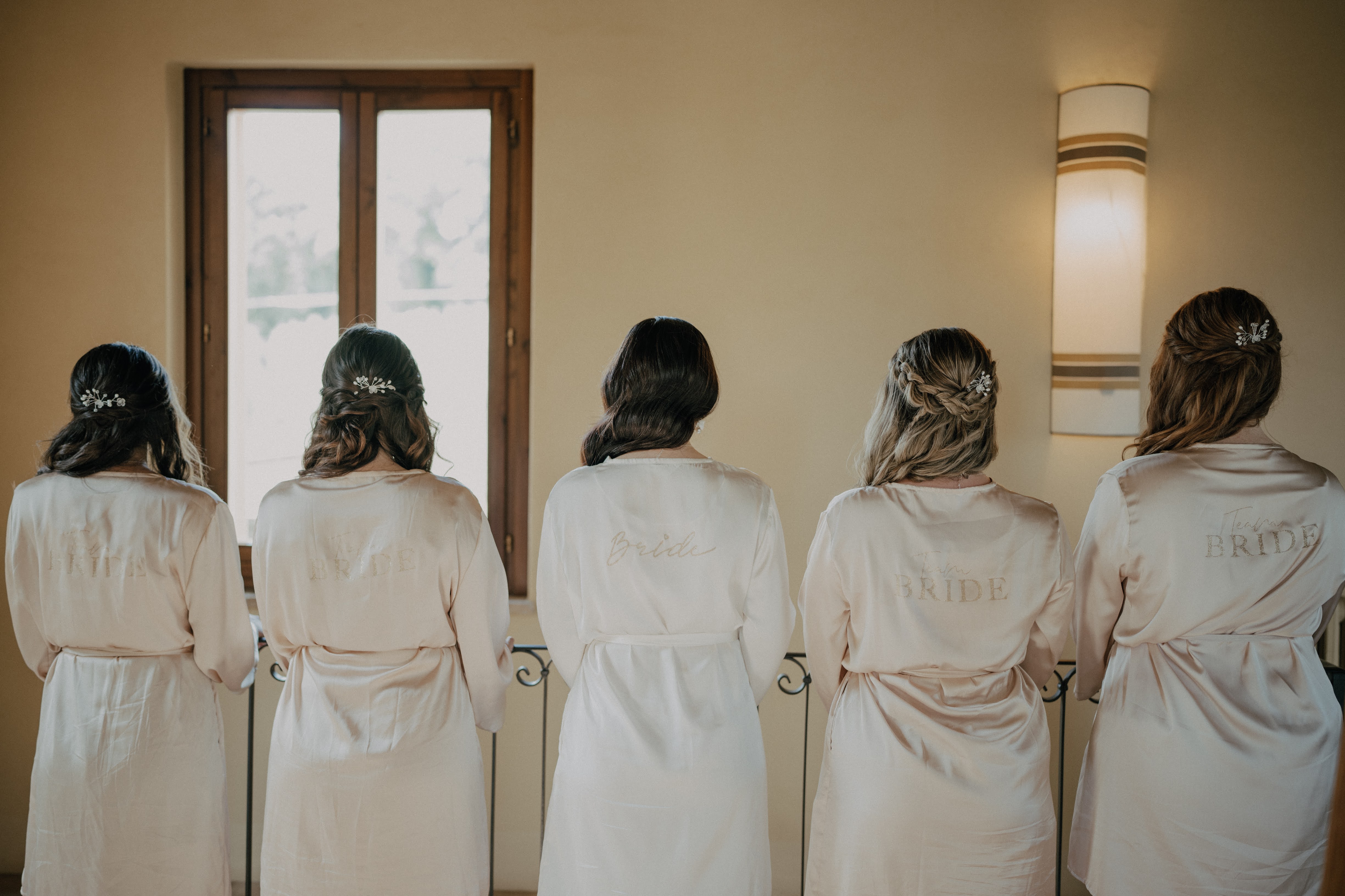 Bridesmaids de dos en peignoirs