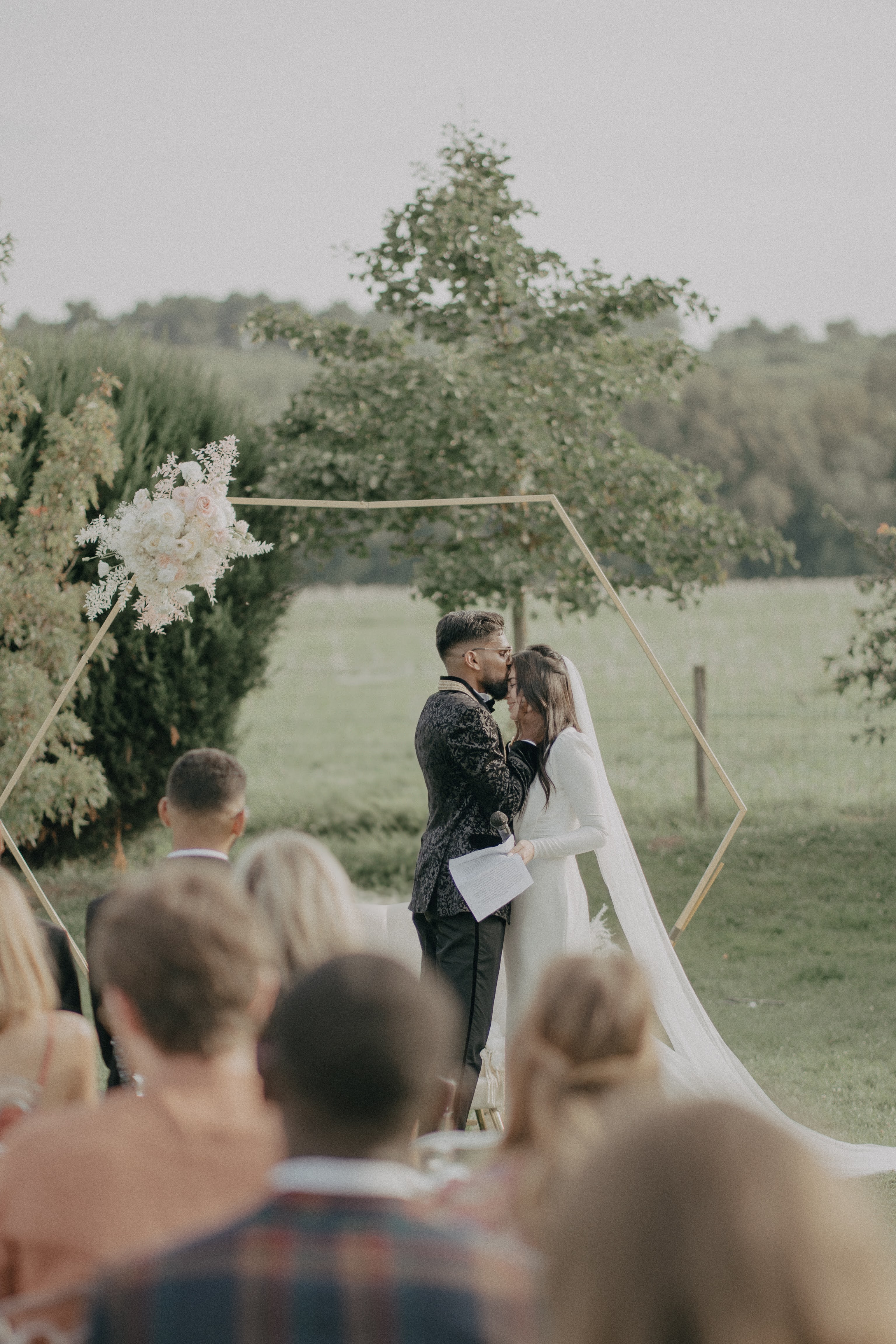 Cérémonie laïque en extérieur devant une arche géométrique