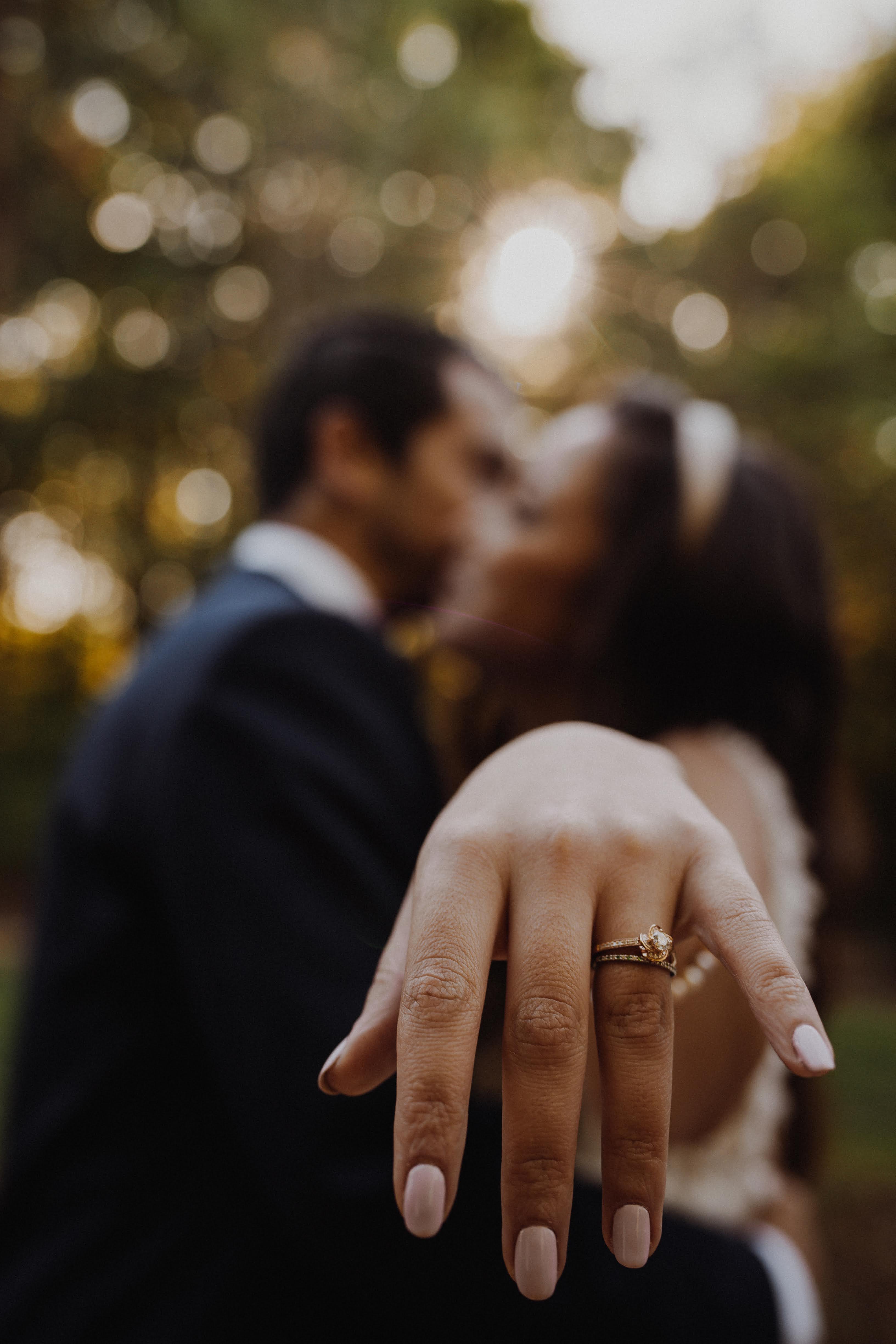 Détail de bague de fiançailles sur la main