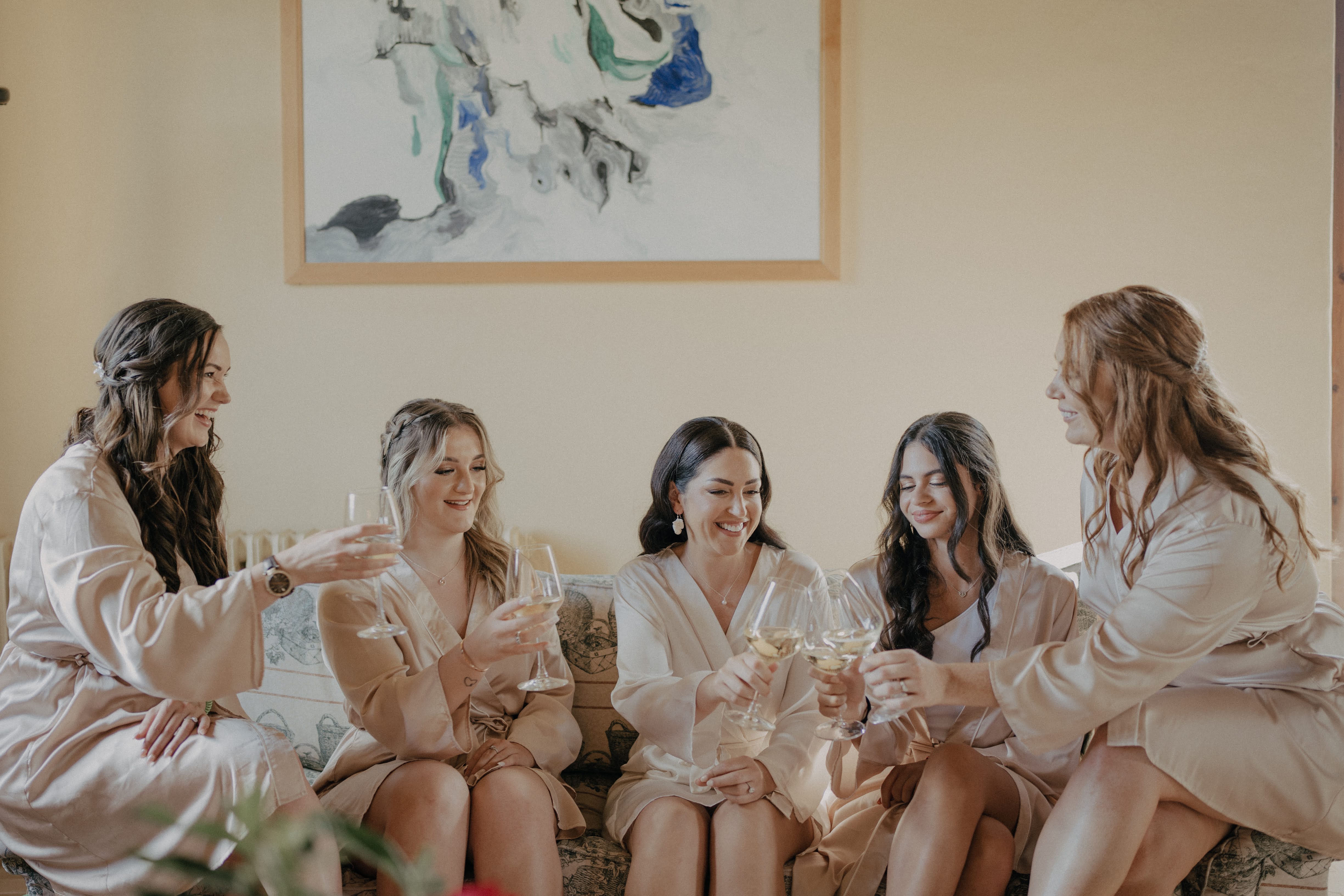 Bridesmaids qui trinquent avec la mariée